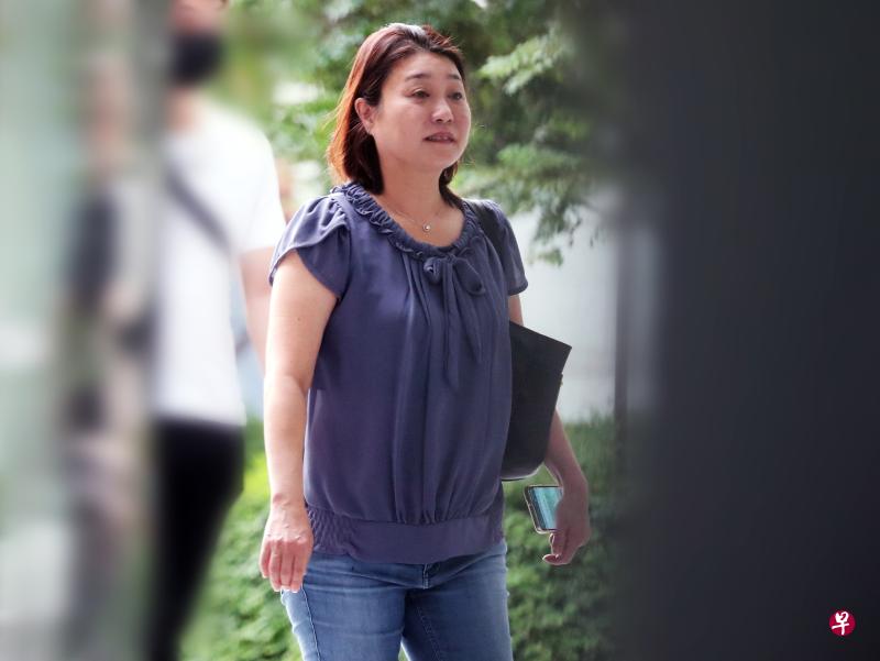被告吴晓玲指示公司员工伪造文件，误导滨海湾花园发放总价值76万余元的工程给公司，被判坐牢13周。（海峡时报）