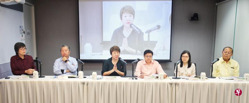 公共交通理事会星期二召开记者会，宣布今年至2027年的车资检讨采用新的方程式。列席者为理事会主席洪月霞（左三）、首席执行长陈锦鸿（右三），以及理事李慧玲（左起）、陈序南、谢宛庭副教授和阿卜杜拉。（萧紫薇摄）