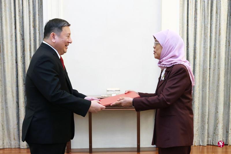 哈莉玛总统（右）将外交国书颁给新任新加坡驻华大使陈海泉。（通讯及新闻部提供）