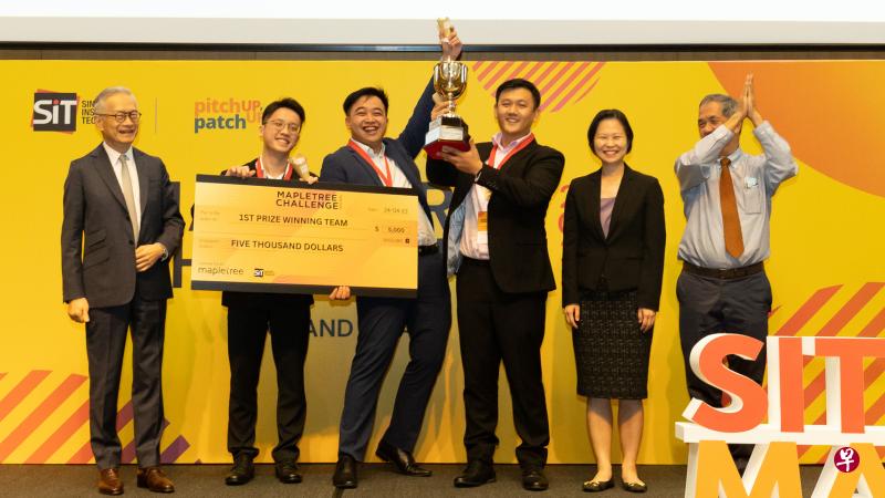 新加坡理工大学学生邓明建（左二起）、陈启毅和李昊伟，连同另一名同学，利用移动机器人为电动汽车的电池充电，以解决充电桩不足的问题，获得今年丰树挑战赛的金奖。右二为教育部兼人力部政务部长颜晓芳。（特约沈康雄摄）
