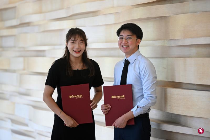 淡马锡理工学院举行优秀毕业生颁奖仪式，授予11位学生包括李光耀奖、郑永顺金牌、李光前奖在内的５个奖项，杨婷（左）和胡延恩（右）荣获李光耀奖。（海峡时报）