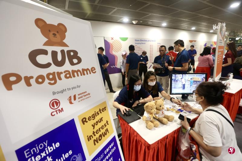 清洁与垃圾管理公司Chye Thiam Maintenance的职员在职业展上，为求职者介绍新的CUB计划。Cub也有“幼崽”之意，职总希望以小熊的形象介绍此计划，能营造更自在的氛围，也寓意雇主将手把手引导人们重返职场。（陈斌勤摄）