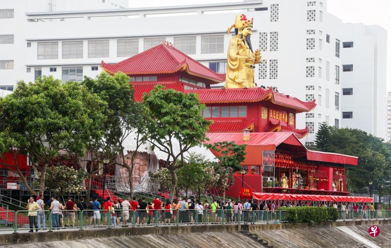 三巴旺财神庙隔了两年多重新开放当天，善信一早前来排队，准备祈福。即日起至5月30日财神庙有木偶戏演出，公众可免费观赏。（卓祾祎摄）