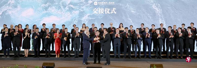 在副总理兼经济政策统筹部长王瑞杰（前排中）的见证下，第47届会长吴木兴（前排右）代表全体董事会，和第46届会长曾建权（前排左）完成交接仪式。（龙国雄摄）