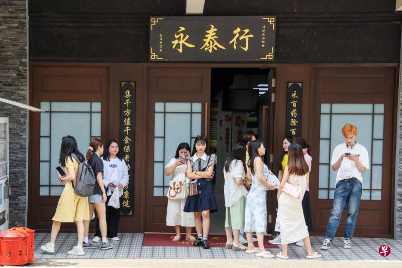 主要做游客团生意的中药店永泰行关闭约三年后在3月初重开，但目前营业额仅恢复至冠病前的两成左右。（卓祾祎摄）