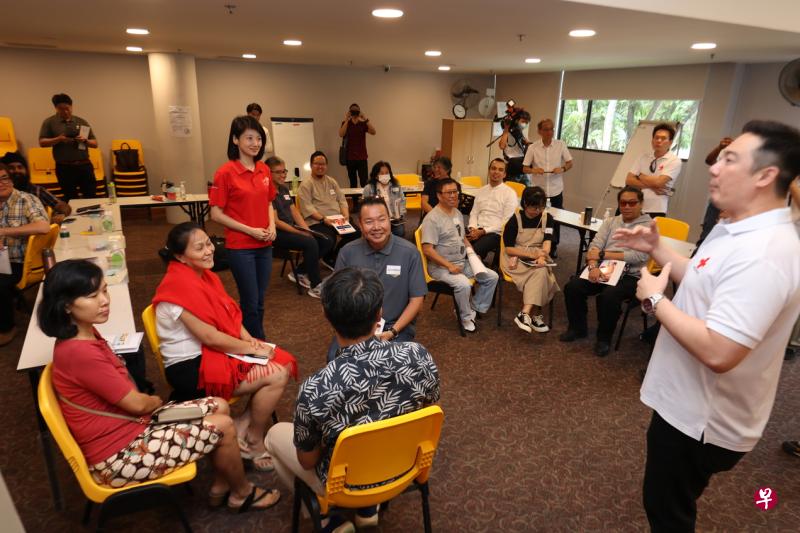 内政部兼社会及家庭发展部政务部长孙雪玲（左二）与约20名宗教领袖学员，一同参与全国保家安民计划下的第一堂心理急救培训课程。（梁麒麟摄）