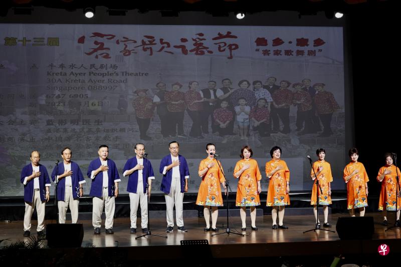 丰顺会馆山歌班在第13届客家歌谣节上演唱由本地知名音乐人木子作词作曲的《系丰顺客家人》。（特约陈来福摄）