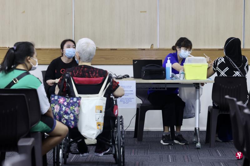 卫生部鼓励60岁及以上的年长者及时接种疫苗，让自己的接种状况达到最新要求。（陈斌勤摄）