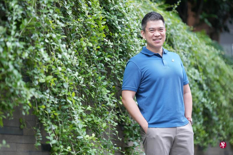 黄丝带新加坡总裁黄毅强以机构口号“超越第二次机会”激励释囚，给自己多一次机会，并通过自身努力为社会做出贡献。（谢智扬摄）