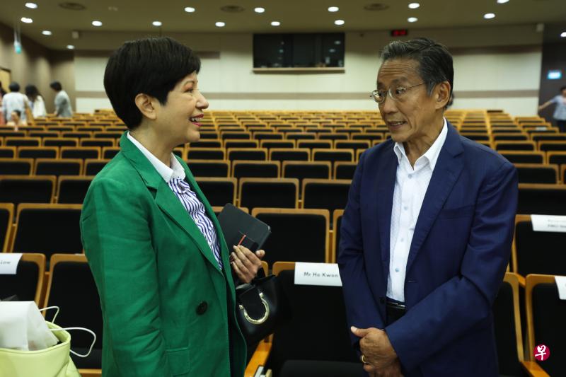 协助管理国家人口及人才署的总理公署部长兼财政部及国家发展部第二部长英兰妮（左）与悦榕控股执行主席何光平，星期四在研讨会上针对我国的人口挑战和应对策略发表演讲。（蔡家增摄）