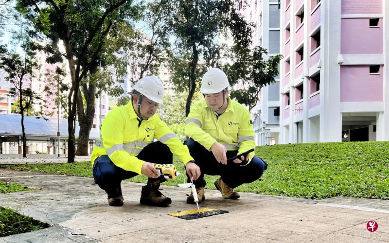 新加坡能源集团定期派人，以气体探测器检查管道，确保管道正常运作，以及时探知有煤气泄漏等问题。（新加坡能源集团提供）