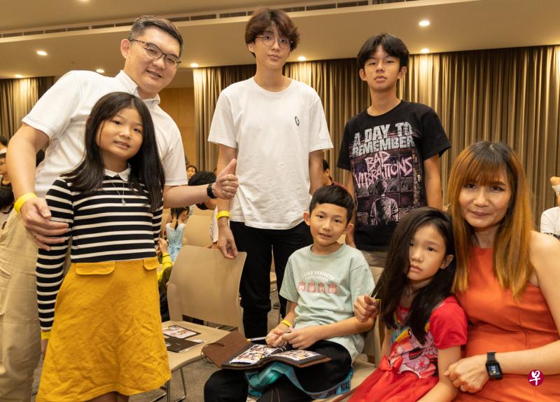 李志豪（左一）和李丽琳（右一）结婚20年，昨天带着五个孩子出席华社自助理事会的活动，在他们面前重新许下互敬互爱的承诺。（张思庆摄）
