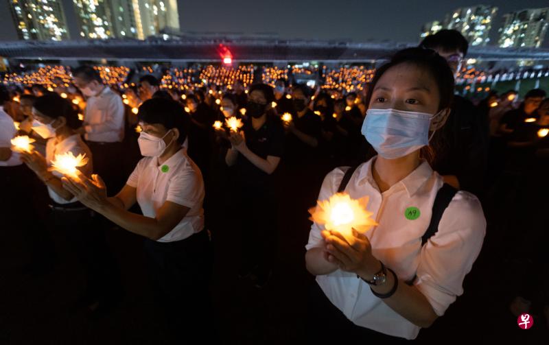 慈济在武吉甘柏体育场举行佛诞节、母亲节和全球慈济日“三节合一”庆祝活动，3000多人到场浴佛祈福。（张思庆摄）