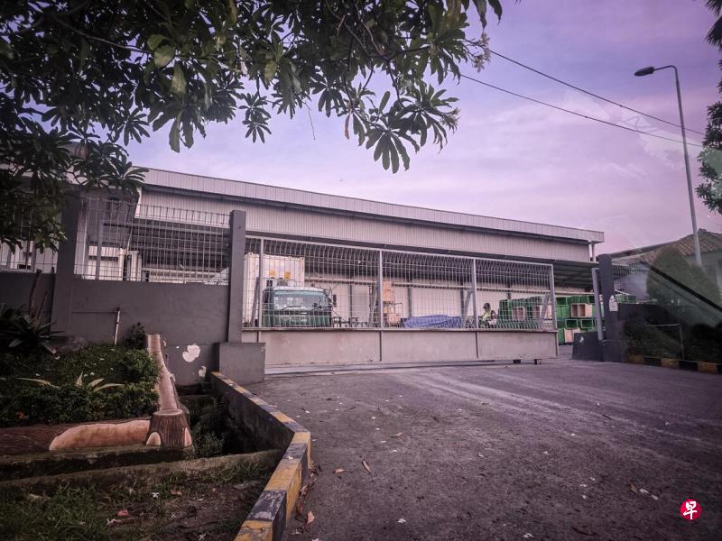 印尼Bahari Makmur Sejati公司生产的冷冻虾在美国遭验出受放射性物质污染,印尼当局追查后发现,两公里外一家钢铁厂的废旧金属也受相同的放射性物质污染。(蓝云舟摄)