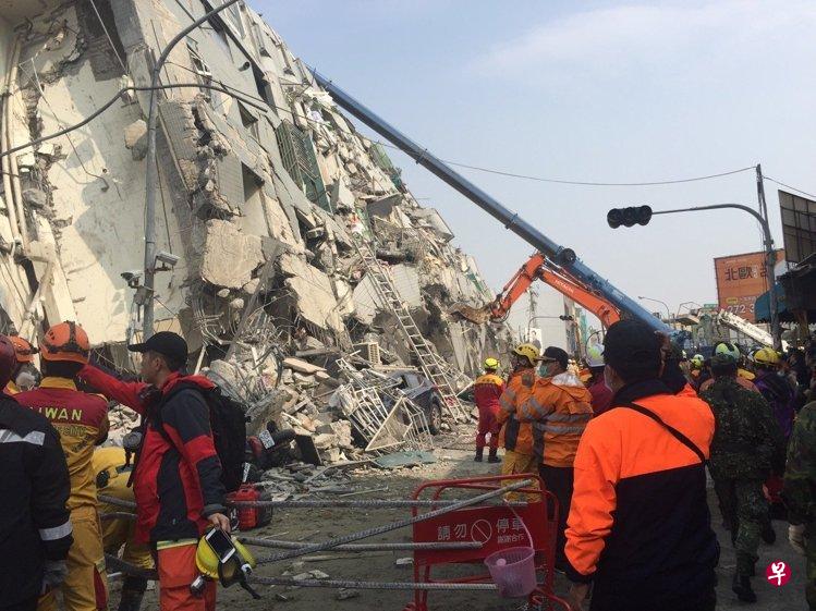 台湾“全国土木技师公会”成员正评估如何在房屋坍塌结构里打出通道。记者綦守钰／摄影