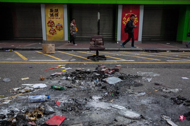 旺角街头今晨满目疮痍，暴民纵火的路面上一片狼藉（法新社）