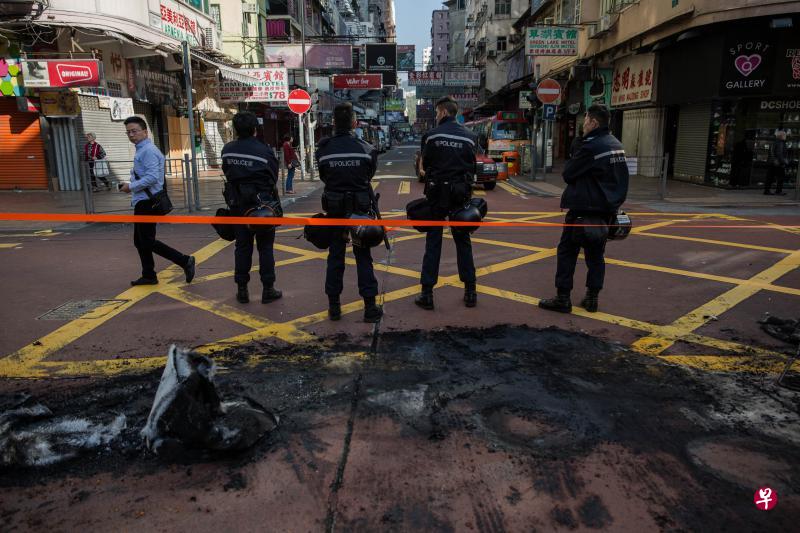香港警察今天早晨继续在现场驻守，并将部分受损路面封堵起来。（法新社）