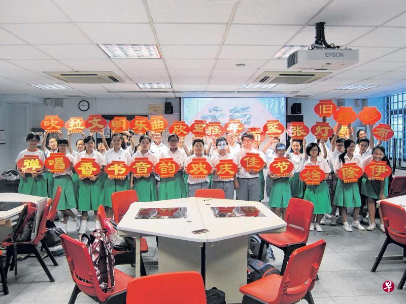 伊欣中学生齐心合力，动手制作灯笼，用毛笔写下32字的春联。（学校提供）
