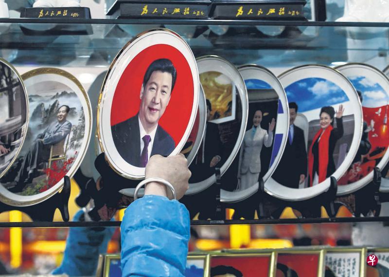 北京人民大会堂附近小店售卖的习近平肖像纪念品。（路透社）