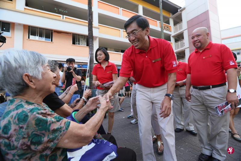 徐顺全今早与党员走访武吉巴督西5道，跟居民互动。（梁麒麟摄）