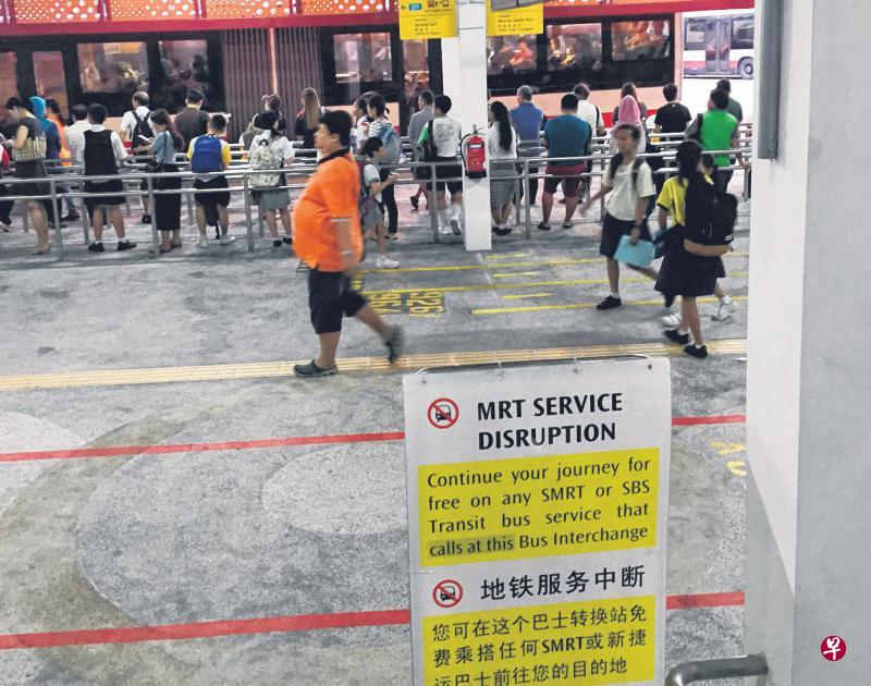 昨早克兰芝至兀兰站之间的列车服务中断约半小时，这是南北线短短12个小时内二度发生电力故障。SMRT正在调查这些事故是否有关联。（新明日报）