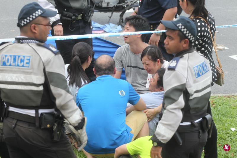 亲属闻讯赶到现场，个个泣不成声。（吴伟国摄）