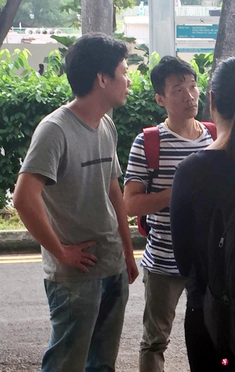 死者的小儿子林归瑞（左）今早在亲友陪同下，到殓尸房为母亲办理后事。（吴伟国摄）