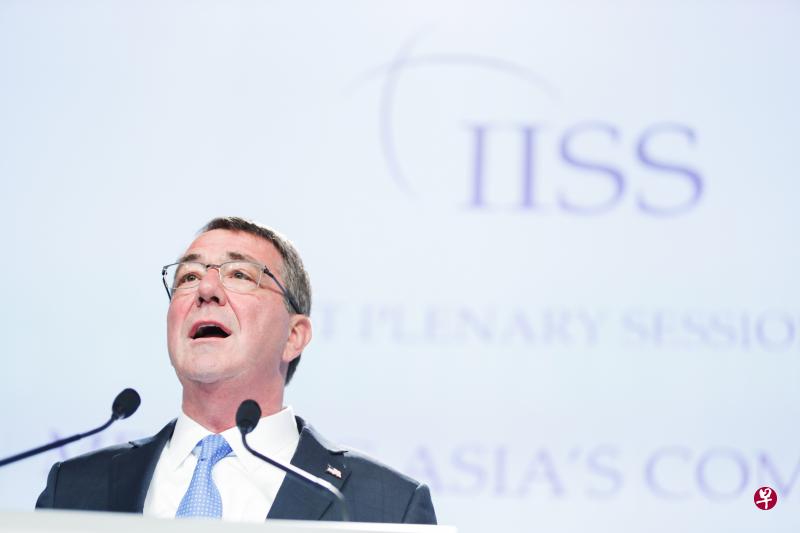 美国防长卡特今天在第15届亚太防务会议香格里拉对话会的首场全体大会上发表演讲。（彭博社）
