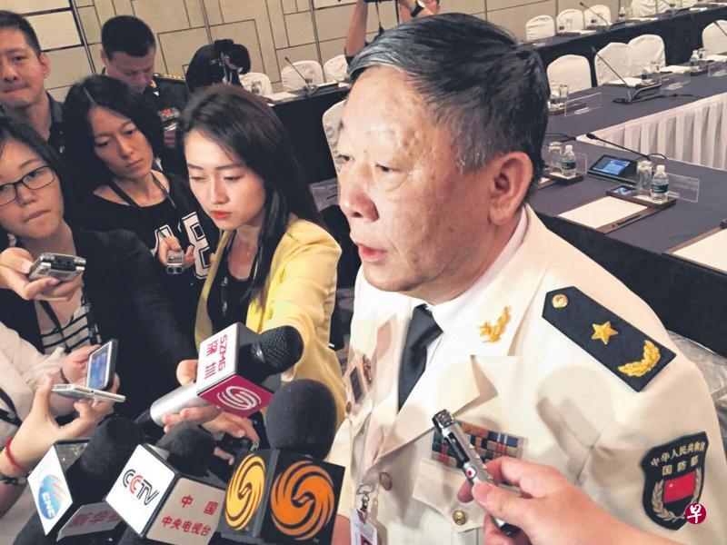 中国中央军委国际军事合作办公室主任、海军少将关友飞就美国防长卡特在第15届香格里拉对话，第一次全体会议上发表的演讲做出回应。（中新社）