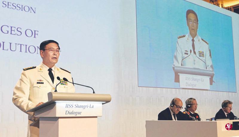 中共中央军委联合参谋部副参谋长孙建国上将（左一）昨天在香格里拉对话上，不点名批评美国为一己私利蓄意挑动而造成南中国海问题升温。右起为主持人、国际战略研究院院长奇普曼博士、越南副防长阮志咏和法国防长勒德里昂。（唐家鸿摄）