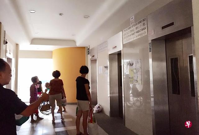 四架电梯齐齐电力中断停运，居民只好在楼下等待。（取自面簿）
