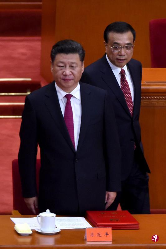 分析人士认为，“权威人士”的主要观点，凸显的是中共总书记习近平（左）与总理李克强在经济政策上的不同步。（法新社）