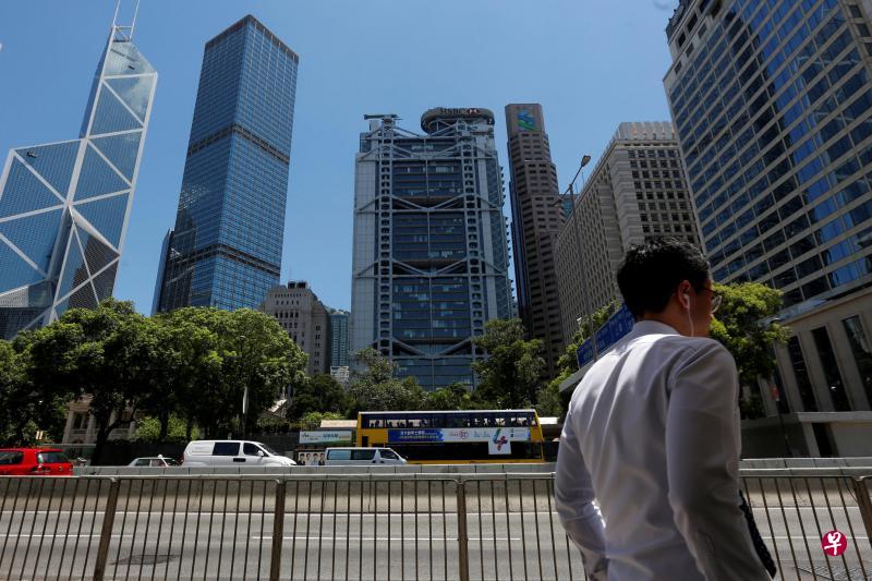 在全球经济的不明朗因素下，香港银行业今年仍会面临收入增长压力。图为位于中环的香港三大发钞银行总行：中国银行（左一）、汇丰银行与渣打（左三、左四）。（路透社）