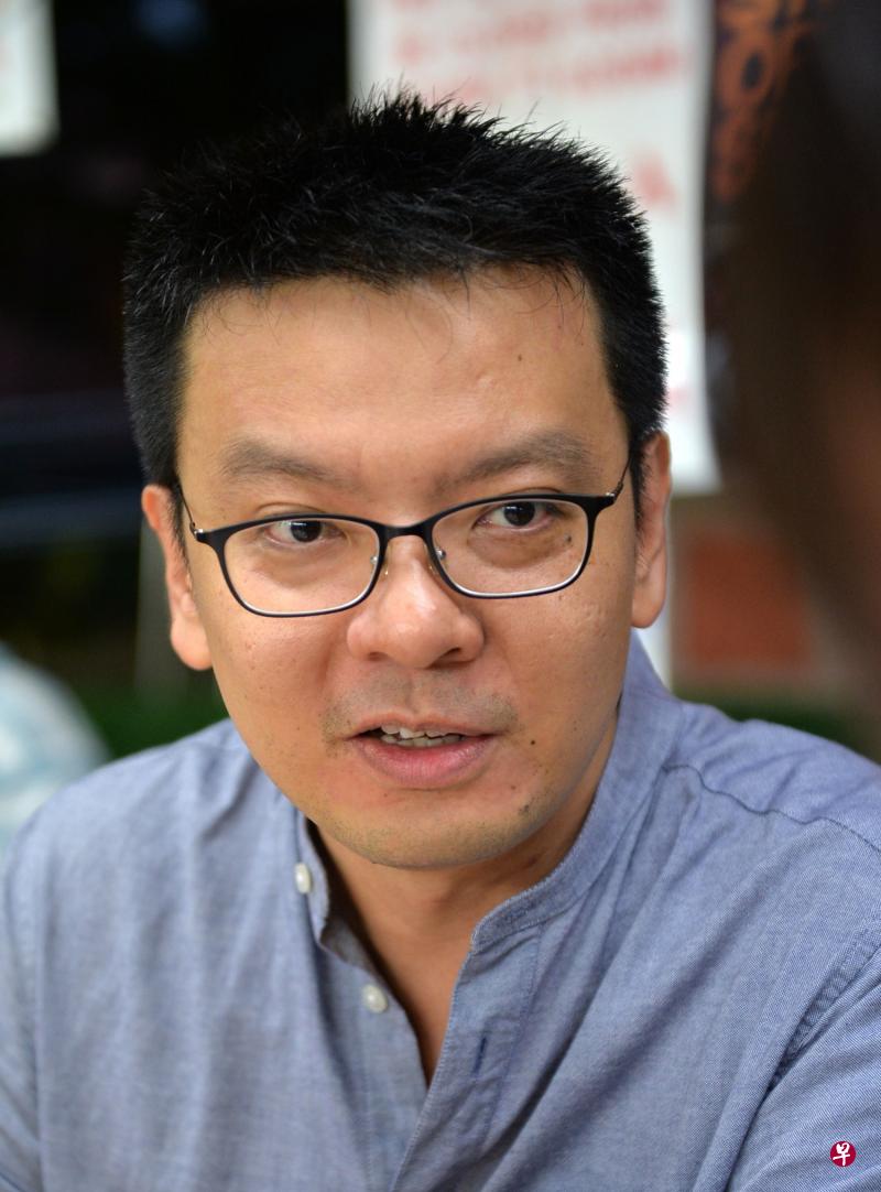 吴佩松说，如今他为国会辩论做准备时，都不忘记工人党同僚们当初为力挺他而承受“炮火”。（郑宇彤摄）