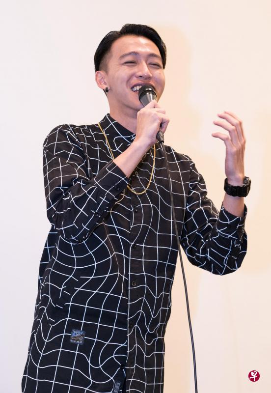 张智扬首次演唱中文抒情歌曲，他说不知道要摆什么手势。（张荣摄）