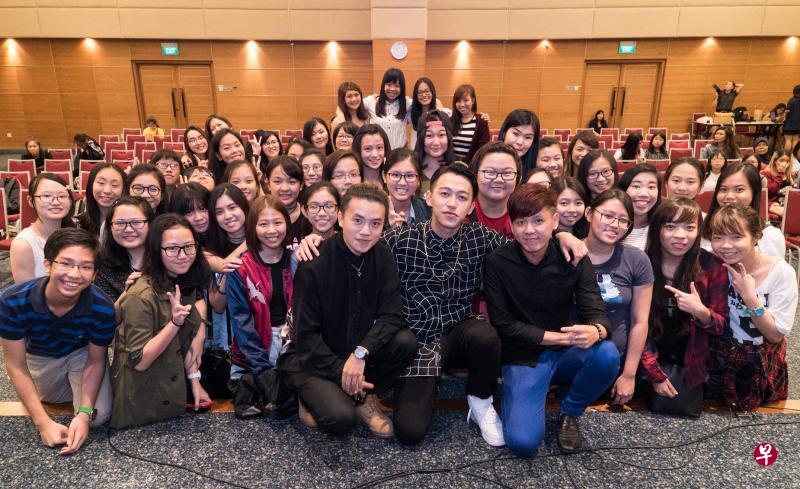 前排：张智扬（中）说，能近距离见到粉丝的感觉非常好。左为MV制作人包尚泽，右为MV导演郭文汉。