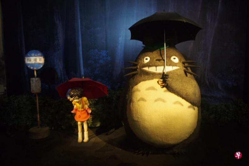 龙猫撑伞经典画面。（陈伟智摄）