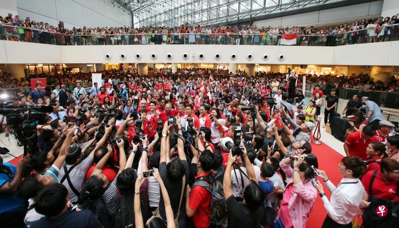 约瑟林在游行终点站来福士购物中心，与家人、教练、嘉宾和数以千计的公众合影。（邝启聪摄）