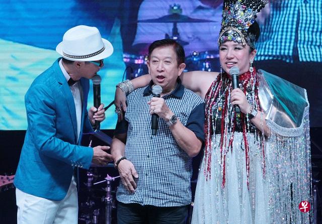 辉哥被司仪请上 台演唱，意外收到台下观众的红包打赏。（刘启成/摄）