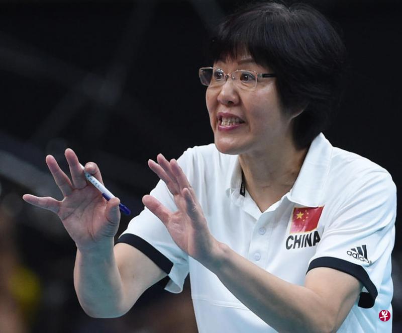 郎平带领中国女排逆势夺冠，成为中国反思“举国体制”的一个极佳案例。（新华社）