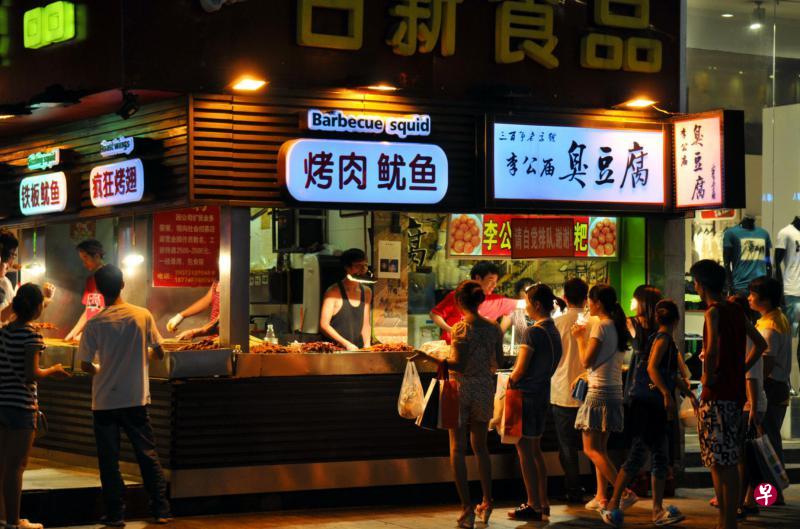 行走在长沙的美食街上，空气里尽是辣味。（王远昌摄）
