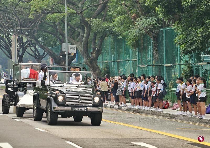 灵柩经过光道小学（New Town Primary）时，学生夹道致敬。（谢智扬摄）
