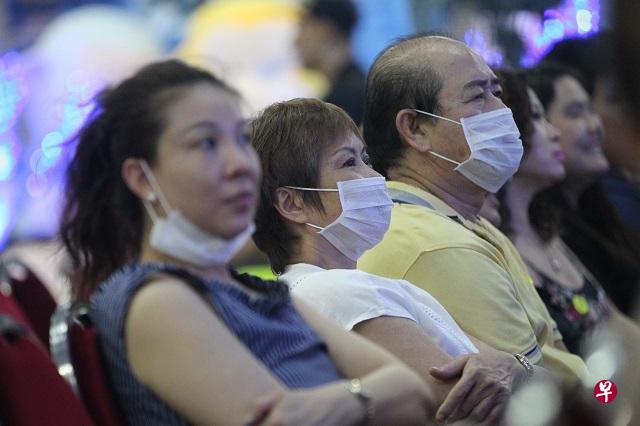 观众戴上口罩安心看歌台。（吴伟国/摄）