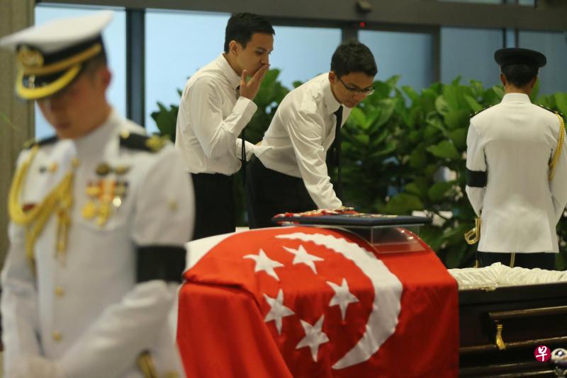 　前总统纳丹的两名外孙钟瑞杰（左二起）和钟瑞彬向外祖父道别。（林国明摄）