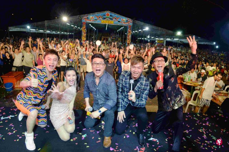 昨晚歌台吸引4000人捧场，观众在台下狂舞，High翻全场。（蔡振鸿摄影）