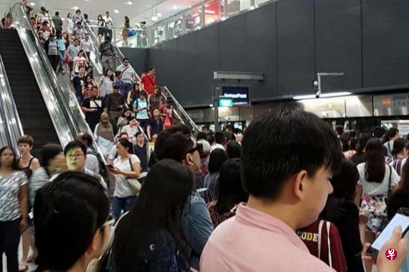 地铁环线信号受干扰，导致列车延误，多个地铁站包括波那维斯达转换站月台昨早挤满了人。（互联网）