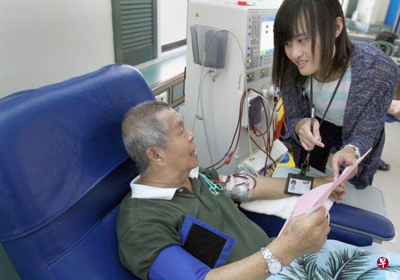 独居年长肾病患者家中昏倒无人知晓，两周后又跌倒后血流不止，两次都是医疗社工救了他的性命。 （新报）