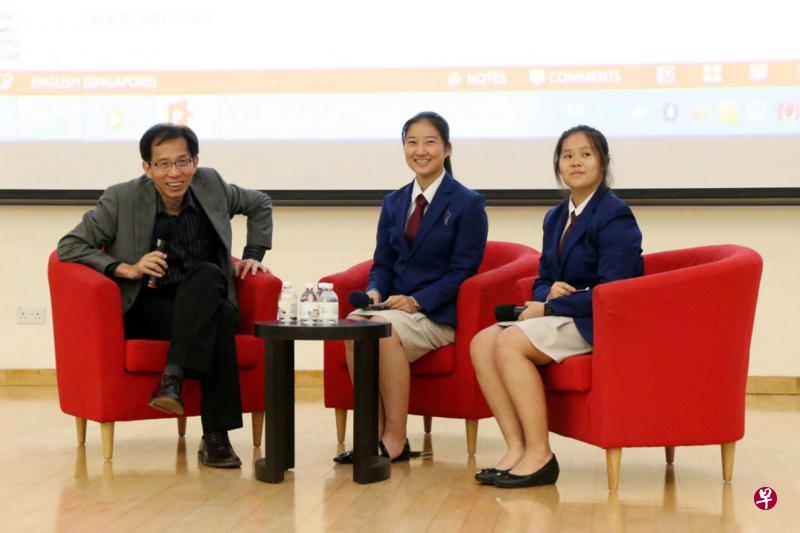 在问答环节，同学们踊跃向陈企业博士（左一）提问。