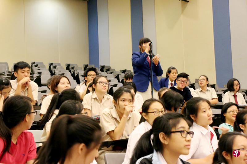 同学有趣的问题为座谈会带来了欢乐的气氛。