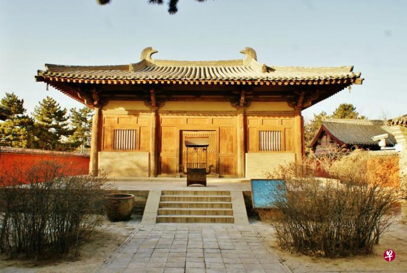 线条简洁，明柱素洁的南禅寺。
